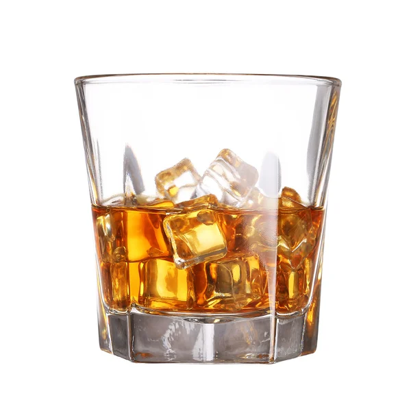 Glas scotch whisky med isbit isolerad på vit ba — Stockfoto