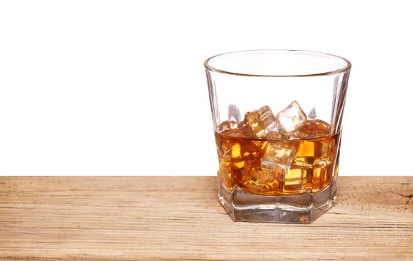 Glas alcohol scotch whisky met ice cube op houten tafel een — Stockfoto