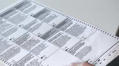 2020 seçimlerinde oy veren kişinin bakış açısı ve resmi oy pusulasında çeşitli tedbirler.