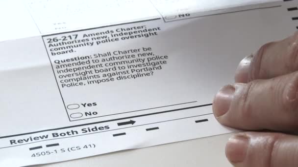 Πρόσωπο Ψηφίζει Ναι Στην Ψηφοφορία Των Ψηφοφόρων Για Μέτρο Εποπτείας — Αρχείο Βίντεο