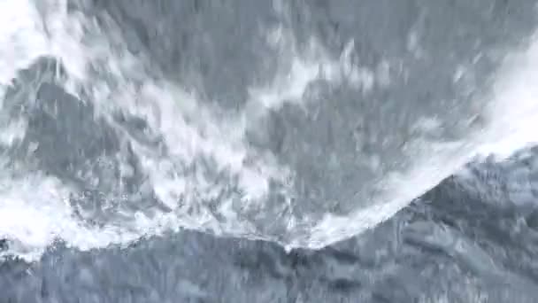Медленное Движение Вблизи Мощных Волн Толкающих Пороги Белой Воды Бурлящей — стоковое видео