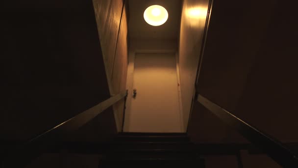 Πόρτα Ανοίγει Ανατριχιαστικό Άνθρωπο Κοιτάζοντας Κάτω Σκάλα Στη Συνέχεια Τρέχει — Αρχείο Βίντεο