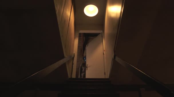 幽霊の家のドアが開き 観客を近くで見て階段を走っている覆面の男が幽霊のように消えます — ストック動画