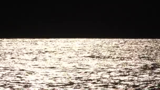 明亮而明亮的水在黑色的背景下流动 图库视频片段