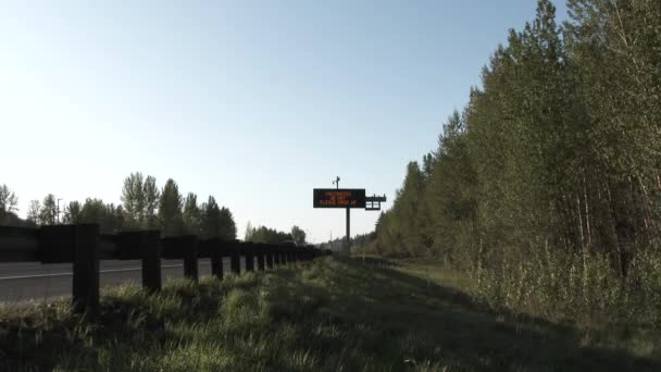 Camera Zoom Autostrada Segno Chiedendo Alle Persone Indossare Maschere Protettive — Video Stock