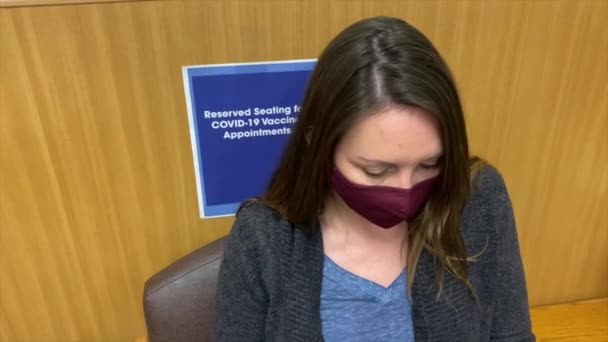 Mulher Que Usa Máscara Consultório Médico Espera Pela Nomeação Vacina — Vídeo de Stock