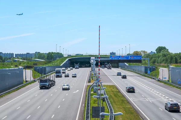 Moderne nederlandse snelweg A4 met landtunnel, genaamd de Ketheltunnel, richting Rotterdam Nederland. — Stockfoto