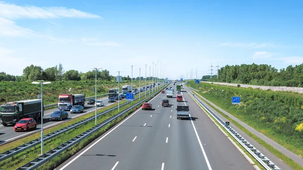 Moderne nederlandse snelweg A4, namiddag file richting Rotterdam, Nederland Stockafbeelding