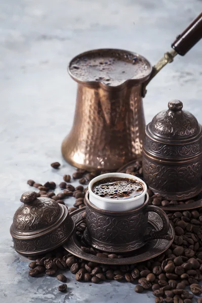 Café em estilo turco sobre fundo de mármore — Fotografia de Stock