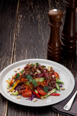 Asya usulü sığır eti salatası