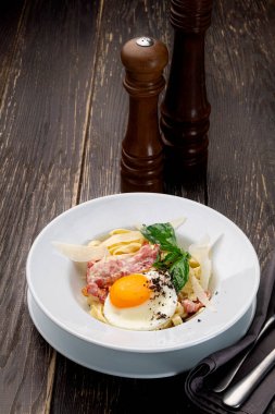 Ahşap arka planda Carbonara makarnası