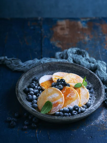 Pannkakor Med Blåbär Och Honung Rustik Blå Trä Bakgrund — Stockfoto