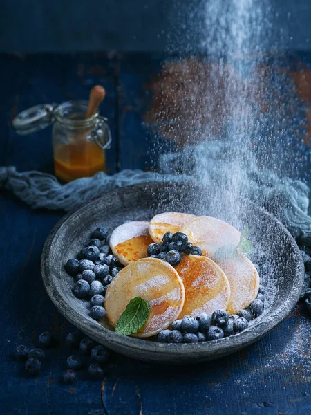 Pannkakor Med Blåbär Och Honung Rustik Blå Trä Bakgrund — Stockfoto