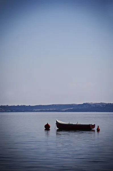 Alleen boot op het meer — Stockfoto