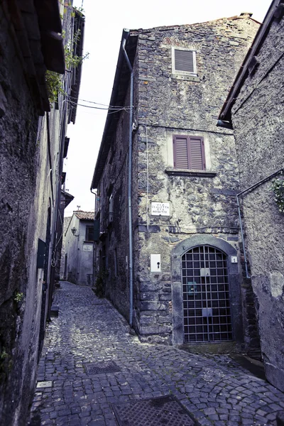 Calle medieval en la ciudad italiana Bracciano —  Fotos de Stock
