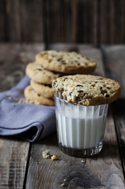 Çikolata parçacıklı kurabiye.