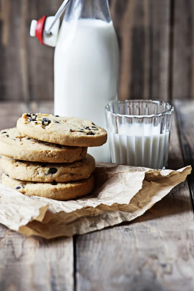 Chocolate chip cookies with milk — Stock Photo, Image