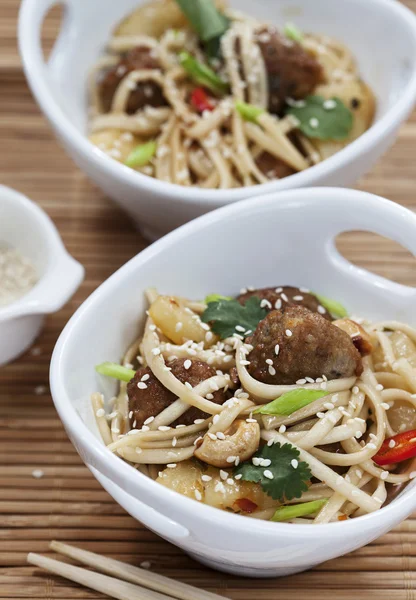 Köfte noodles Asya tarzı