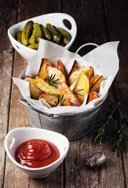 Fırında patates dilimleri.