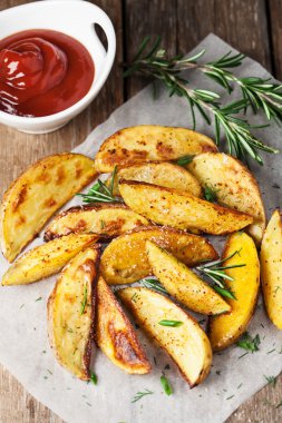 Fırında patates dilimleri.