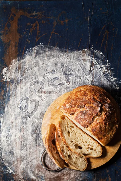 Нет месить хлеб на деревянной доске — стоковое фото