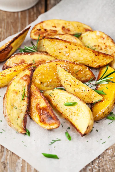 Fırında patates dilimleri.