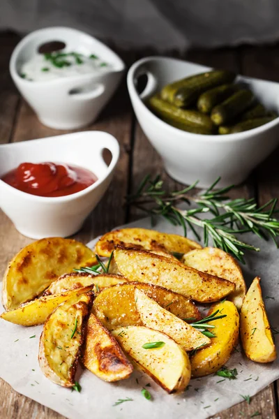 Fırında patates dilimleri.