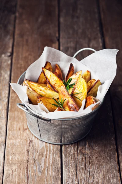 Gebackene Kartoffelkeile lizenzfreie Stockfotos