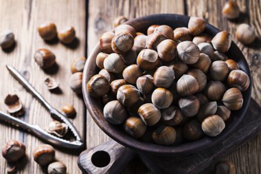 Ahşap arka planda fındıklar