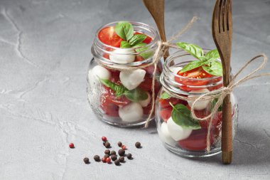 Mason kavanoz Caprese salatası