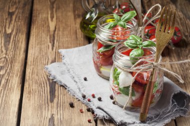 Mason kavanoz Caprese salatası