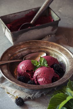 BlackBerry dondurma taş zemin üzerine