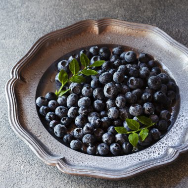 Yaban mersini taş zemin üzerine