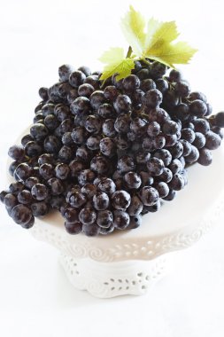 Beyaz arkaplanda siyah üzümler