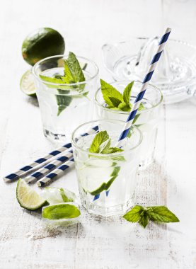 Beyaz zemin üzerine limon limonata