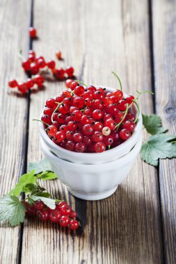 Ahşap arka planda kırmızı frenk üzümü