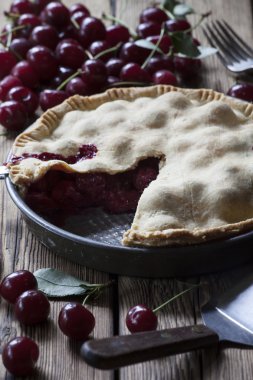 Ahşap zemin üzerinde vişneli turta