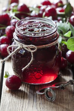 ahşap zemin üzerine Vişne Reçeli