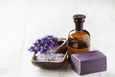 Lavanta tuz ve ahşap arka plan üzerinde çiçekler