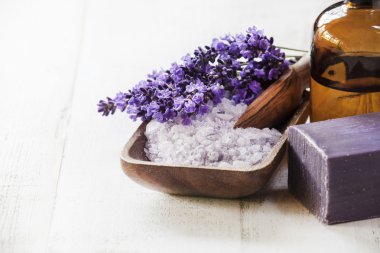 Lavanta tuz ve ahşap arka plan üzerinde çiçekler