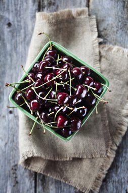 Ahşap zemin üzerinde kirazlar