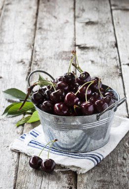 Ahşap zemin üzerinde kirazlar