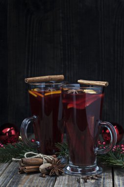 ahşap zemin üzerinde mulled şarap