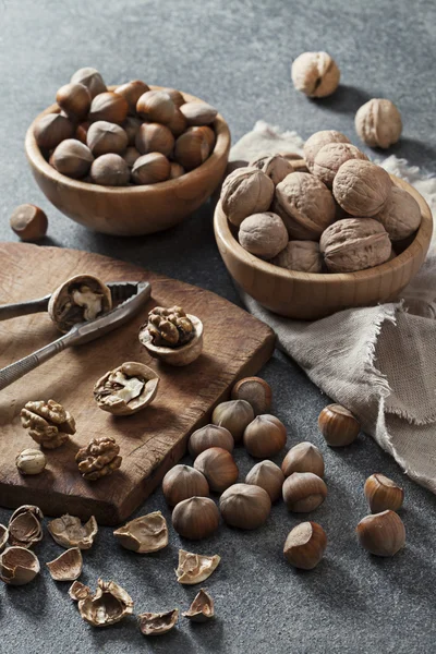Орехи на каменном фоне — стоковое фото