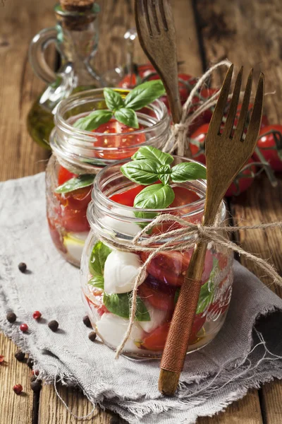在梅森罐子里的意大利番茄沙拉 — 图库照片