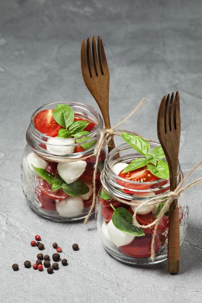 Caprese salade in mason jars — Stockfoto