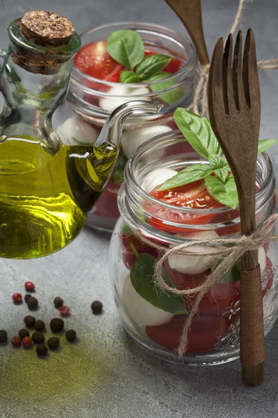 Ensalada Caprese en tarros de albañil —  Fotos de Stock