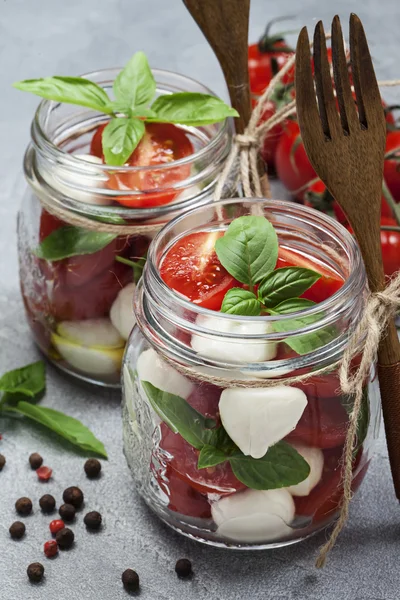 Ensalada Caprese en tarros de albañil —  Fotos de Stock