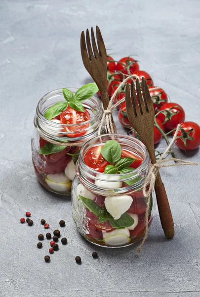 Ensalada Caprese en tarros de albañil —  Fotos de Stock