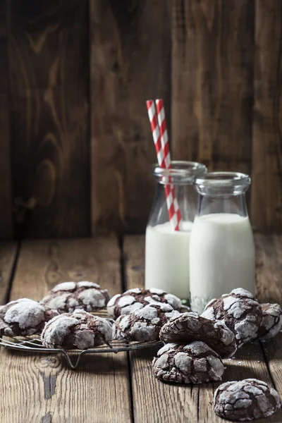 Choklad cookies på trä bakgrund — Stockfoto